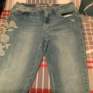 💰 Gently loved women’s Seven 7 crop jeans.